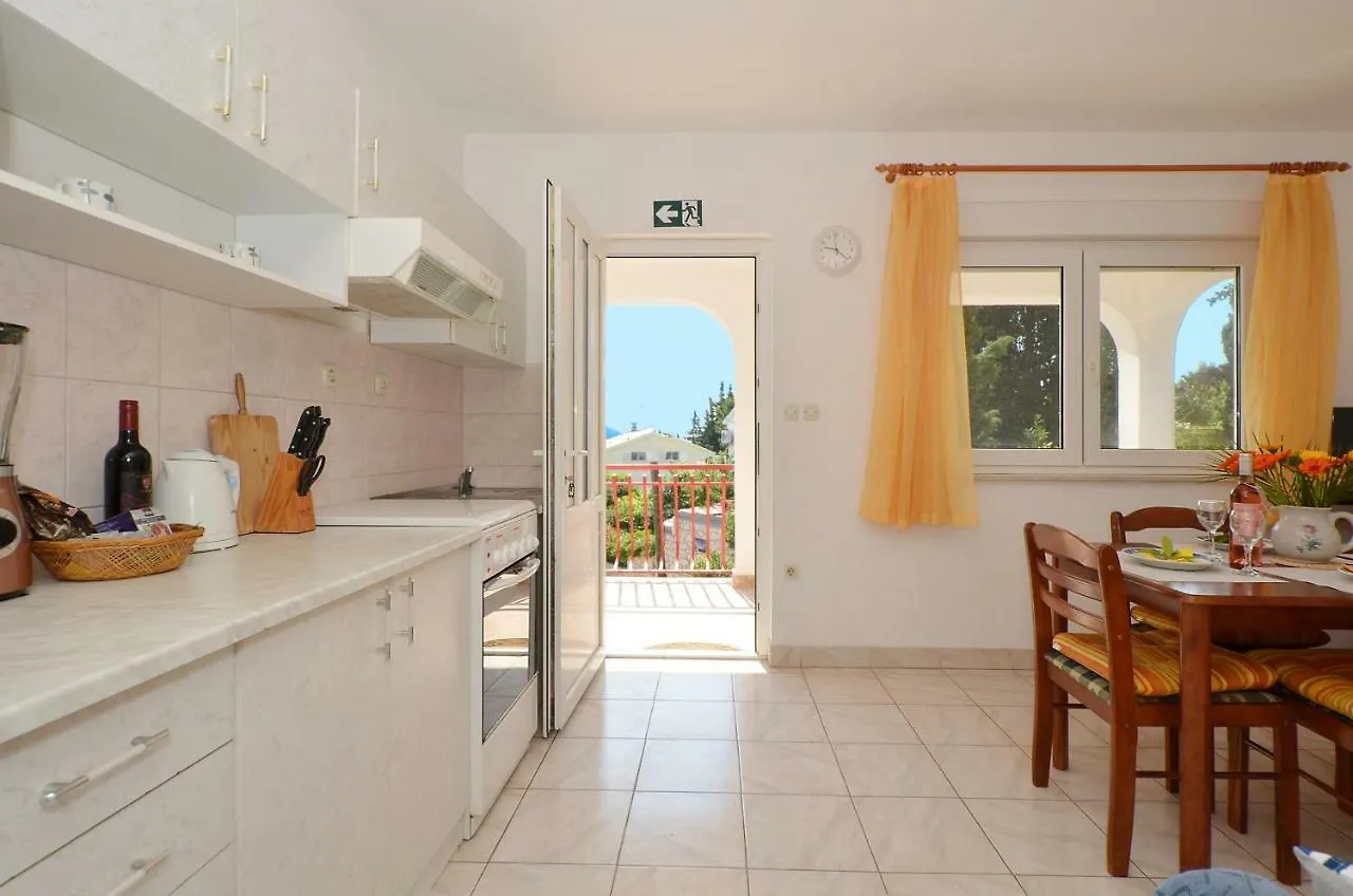 Apartment House Juretic - 50 M From The Beach Trogir