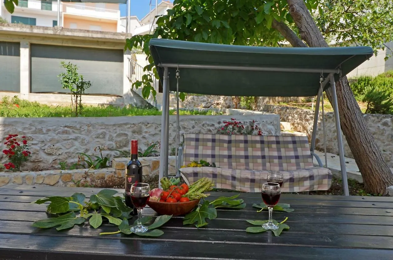 Apartment House Juretic - 50 M From The Beach Trogir
