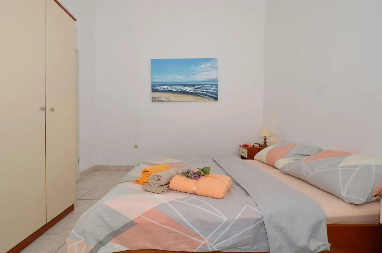 Apartment House Juretic - 50 M From The Beach Trogir