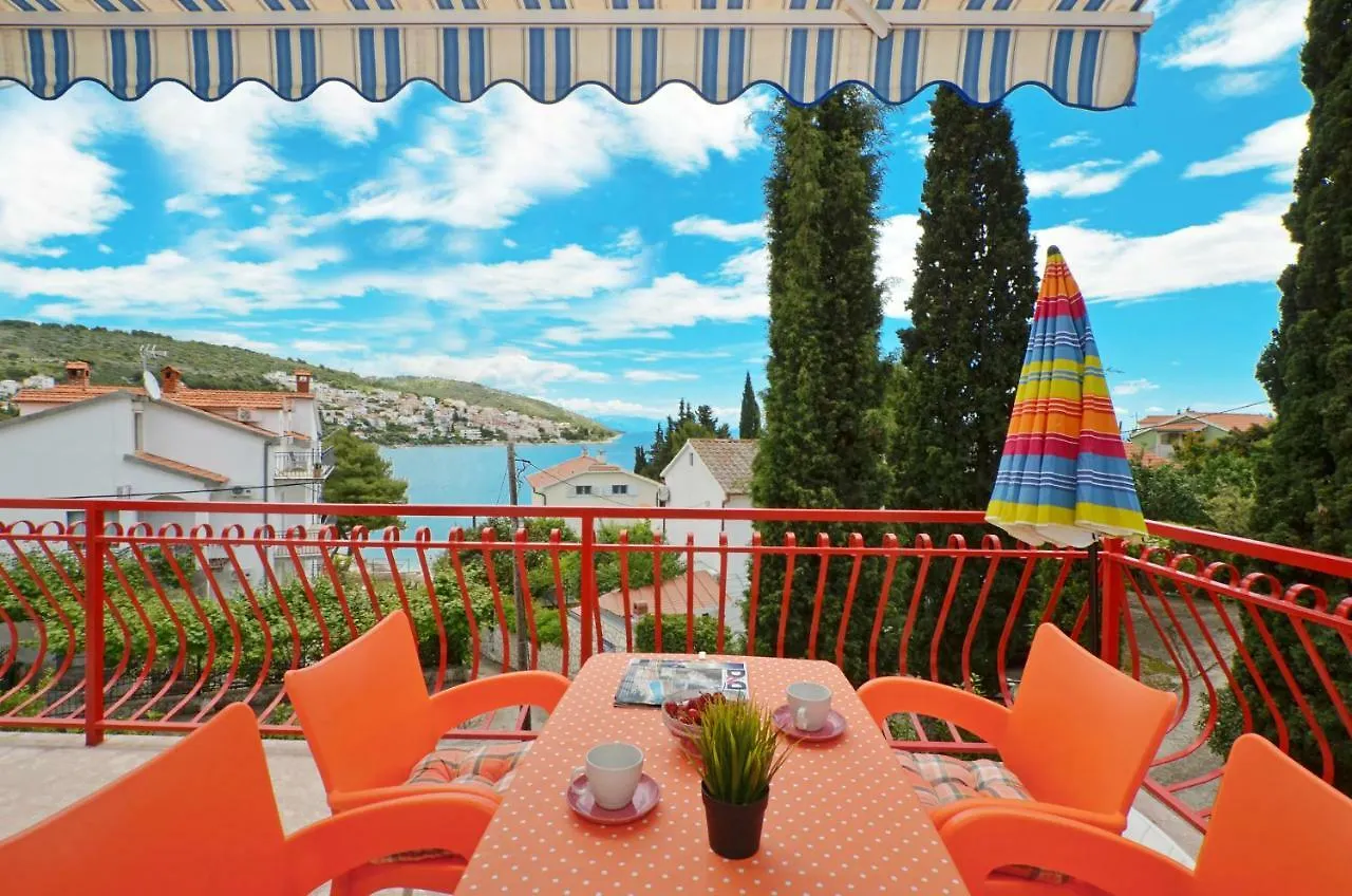 Apartment House Juretic - 50 M From The Beach Trogir