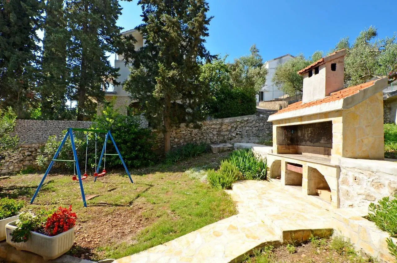 Apartment House Juretic - 50 M From The Beach Trogir